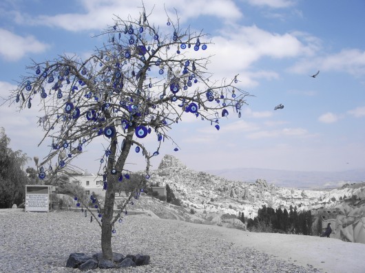 Árbol lleno de ojos, muestra de la superstición turca