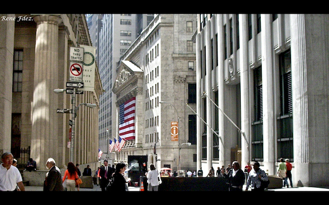 Wall Street y al fondo el edificio de La Bolsa de NY.