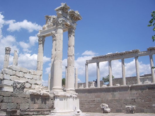 Ruinas de Éfeso en blanco y negro con cielo azul