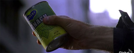 Sylar con una lata en la mano